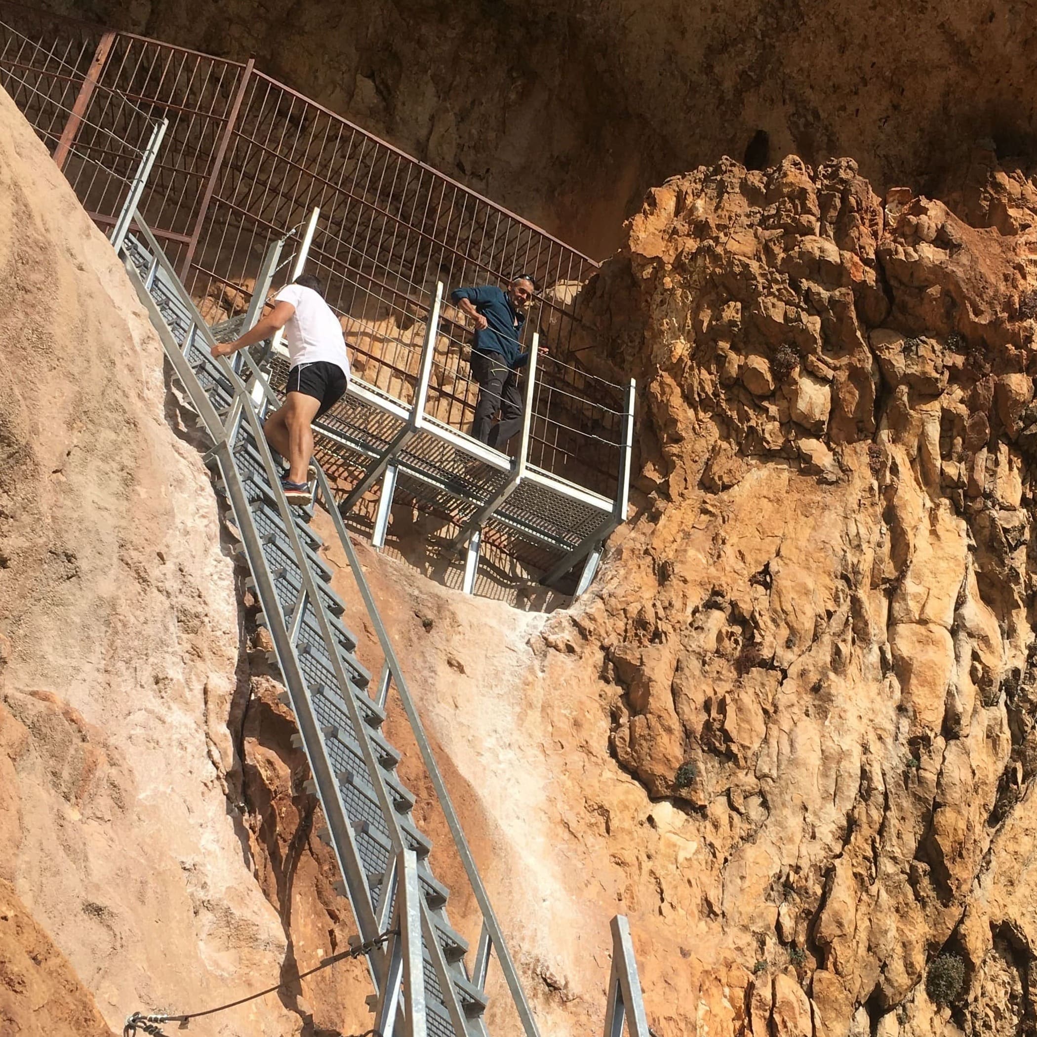 Montée vers les peintures rupestres pendant la via corda